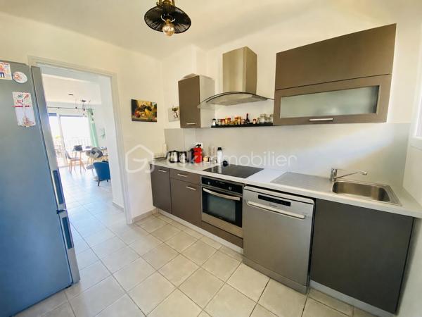 Idéalement situé à moins de 200 mètres de la plage des Lônes, ce bel appartement saura vous séduire par sa luminosité et son emplacement privilégié.
Situé au deuxième et dernier étage d'une petite résidence calme et sécurisée, il bénéficie d'une exposition traversante Nord-Sud lui offrant une belle lumière naturelle tout au long de la journée ainsi qu'un joli aperçu mer depuis le balcon de la cuisine. Le salon exposé plein Sud est lumineux et chaleureux.

L'appartement se compose de :
- Un salon / salle à manger avec balcon
- Une cuisine fonctionnelle avec balcon
- Deux chambres
- Une salle de bain
- Un wc séparé

Les + : 
- Aperçu mer
- Dernier étage
- Résidence sécurisée à taille humaine 
- Garage privatif + cave
- Places libres dans la résidence, stationnement facile pour vos invités
- Sans vis à vis
- Un emplacement idéal pour profiter de la mer au quotidien
- Toutes les commodités à proximité

Un bien dans un secteur recherché, idéal en résidence principale ou secondaire.

A visiter sans tarder !