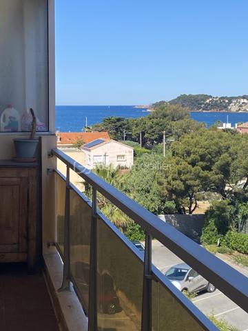 Idéalement situé à moins de 200 mètres de la plage des Lônes, ce bel appartement saura vous séduire par sa luminosité et son emplacement privilégié.
Situé au deuxième et dernier étage d'une petite résidence calme et sécurisée, il bénéficie d'une exposition traversante Nord-Sud lui offrant une belle lumière naturelle tout au long de la journée ainsi qu'un joli aperçu mer depuis le balcon de la cuisine. Le salon exposé plein Sud est lumineux et chaleureux.

L'appartement se compose de :
- Un salon / salle à manger avec balcon
- Une cuisine fonctionnelle avec balcon
- Deux chambres
- Une salle de bain
- Un wc séparé

Les + : 
- Aperçu mer
- Dernier étage
- Résidence sécurisée à taille humaine 
- Garage privatif + cave
- Places libres dans la résidence, stationnement facile pour vos invités
- Sans vis à vis
- Un emplacement idéal pour profiter de la mer au quotidien
- Toutes les commodités à proximité

Un bien dans un secteur recherché, idéal en résidence principale ou secondaire.

A visiter sans tarder !