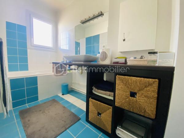 Idéalement situé à moins de 200 mètres de la plage des Lônes, ce bel appartement saura vous séduire par sa luminosité et son emplacement privilégié.
Situé au deuxième et dernier étage d'une petite résidence calme et sécurisée, il bénéficie d'une exposition traversante Nord-Sud lui offrant une belle lumière naturelle tout au long de la journée ainsi qu'un joli aperçu mer depuis le balcon de la cuisine. Le salon exposé plein Sud est lumineux et chaleureux.

L'appartement se compose de :
- Un salon / salle à manger avec balcon
- Une cuisine fonctionnelle avec balcon
- Deux chambres
- Une salle de bain
- Un wc séparé

Les + : 
- Aperçu mer
- Dernier étage
- Résidence sécurisée à taille humaine 
- Garage privatif + cave
- Places libres dans la résidence, stationnement facile pour vos invités
- Sans vis à vis
- Un emplacement idéal pour profiter de la mer au quotidien
- Toutes les commodités à proximité

Un bien dans un secteur recherché, idéal en résidence principale ou secondaire.

A visiter sans tarder !