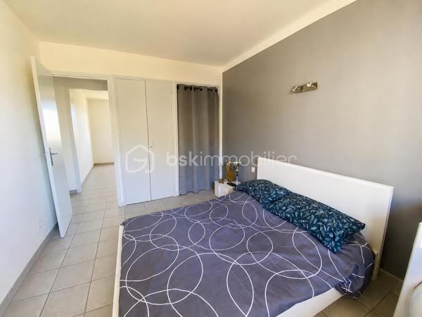 Idéalement situé à moins de 200 mètres de la plage des Lônes, ce bel appartement saura vous séduire par sa luminosité et son emplacement privilégié.
Situé au deuxième et dernier étage d'une petite résidence calme et sécurisée, il bénéficie d'une exposition traversante Nord-Sud lui offrant une belle lumière naturelle tout au long de la journée ainsi qu'un joli aperçu mer depuis le balcon de la cuisine. Le salon exposé plein Sud est lumineux et chaleureux.

L'appartement se compose de :
- Un salon / salle à manger avec balcon
- Une cuisine fonctionnelle avec balcon
- Deux chambres
- Une salle de bain
- Un wc séparé

Les + : 
- Aperçu mer
- Dernier étage
- Résidence sécurisée à taille humaine 
- Garage privatif + cave
- Places libres dans la résidence, stationnement facile pour vos invités
- Sans vis à vis
- Un emplacement idéal pour profiter de la mer au quotidien
- Toutes les commodités à proximité

Un bien dans un secteur recherché, idéal en résidence principale ou secondaire.

A visiter sans tarder !