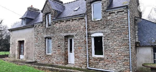 Rdc : cuis, W.C., salon, ch, sdb, 
Etage : 2 ch, grenier
chaufferie
Hangar 
Puits 
Jardin