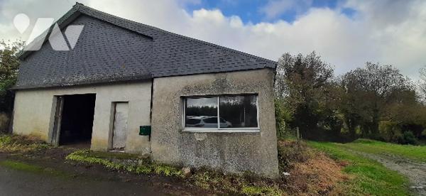 Rdc : cuis, W.C., salon, ch, sdb, 
Etage : 2 ch, grenier
chaufferie
Hangar 
Puits 
Jardin