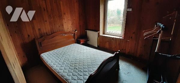 Rdc : cuis, W.C., salon, ch, sdb, 
Etage : 2 ch, grenier
chaufferie
Hangar 
Puits 
Jardin