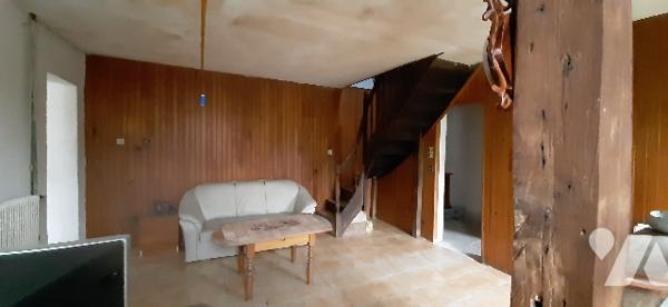 Rdc : cuis, W.C., salon, ch, sdb, 
Etage : 2 ch, grenier
chaufferie
Hangar 
Puits 
Jardin