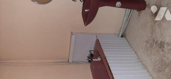 Rdc : cuis, W.C., salon, ch, sdb, 
Etage : 2 ch, grenier
chaufferie
Hangar 
Puits 
Jardin