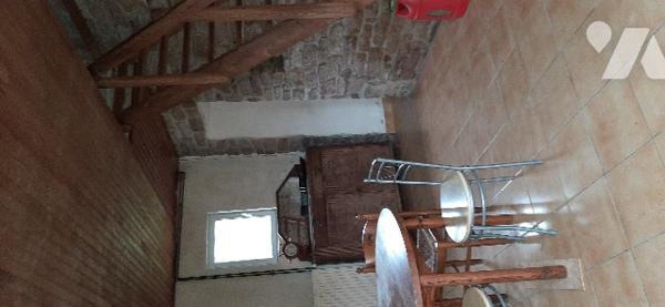 Rdc : cuis, W.C., salon, ch, sdb, 
Etage : 2 ch, grenier
chaufferie
Hangar 
Puits 
Jardin