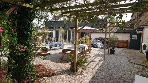 IMMEUBLE COMMERCIAL À VENDRE – PUB, RESTAURANT & CHAMBRES D'HÔTES

Sur une parcelle d'environ 2545m². Au cœur d'une région touristique attractive, découvrez cet ensemble immobilier de caractère actuellement exploité en pub Licence IV, restaurant et chambres d'hôtes.
Cet immeuble commercial typique Breton, offre de beaux volumes, une organisation fonctionnelle et un fort potentiel de développement pour tout professionnel du CHR ou investisseur souhaitant reprendre une activité existante.
Surface du bâti : environ 275m²

DESCRIPTIF
L'ensemble comprend notamment :
* Un espace bar.
* Deux salles de restauration.
* Une cuisine professionnelle d'environ 40 m².
* Une grande plonge indépendante équipée d'un pass.
* Une lingerie.
* Un vestiaire pour le personnel.
* Des réserves et locaux techniques.
* Un matériel professionnel récent.
* La possibilité d'agrandir la capacité de restauration à l'étage

PARTIE HABITATION
Logement de fonction intégré pouvant être adapté aux besoins du futur exploitant :
* Appartement de fonction spacieux.
* Possibilité d'aménagement en 2 ou 3 chambres.
* Solution idéale pour un couple de gérants ou une exploitation familiale.

LES PLUS
* Secteur touristique reconnu.
* Outil de travail immédiatement opérationnel.
* Nombreuses perspectives de développement en restauration, hébergement ou évènementiel.
* Ensemble immobilier rare sur le marché.

CONDITIONS DE VENTE
Prix des murs commerciaux : 299 600 € FAI**

La vente des murs est **indissociable de l'acquisition du fonds de commerce**, proposé au prix de :
Fonds de commerce : 96 300 € FAI**
Dossier complet, diagnostics et informations complémentaires sur demande et accord NDA dûment complété.

Visites exclusivement sur rendez-vous. Possible à distance

Contact :
Lyse Kerman
📞 06 51 42 88 12 ou 07.56.99.80.71