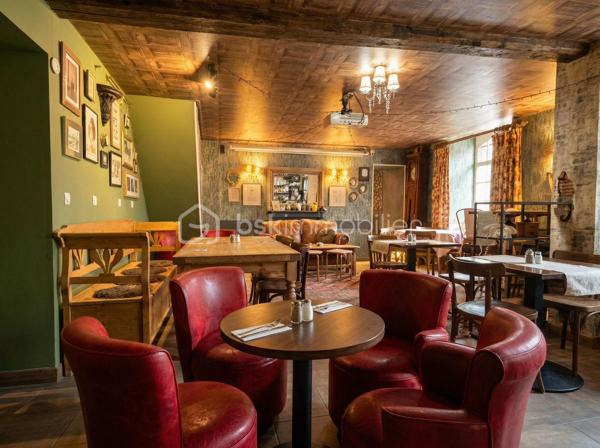 IMMEUBLE COMMERCIAL À VENDRE – PUB, RESTAURANT & CHAMBRES D'HÔTES

Sur une parcelle d'environ 2545m². Au cœur d'une région touristique attractive, découvrez cet ensemble immobilier de caractère actuellement exploité en pub Licence IV, restaurant et chambres d'hôtes.
Cet immeuble commercial typique Breton, offre de beaux volumes, une organisation fonctionnelle et un fort potentiel de développement pour tout professionnel du CHR ou investisseur souhaitant reprendre une activité existante.
Surface du bâti : environ 275m²

DESCRIPTIF
L'ensemble comprend notamment :
* Un espace bar.
* Deux salles de restauration.
* Une cuisine professionnelle d'environ 40 m².
* Une grande plonge indépendante équipée d'un pass.
* Une lingerie.
* Un vestiaire pour le personnel.
* Des réserves et locaux techniques.
* Un matériel professionnel récent.
* La possibilité d'agrandir la capacité de restauration à l'étage

PARTIE HABITATION
Logement de fonction intégré pouvant être adapté aux besoins du futur exploitant :
* Appartement de fonction spacieux.
* Possibilité d'aménagement en 2 ou 3 chambres.
* Solution idéale pour un couple de gérants ou une exploitation familiale.

LES PLUS
* Secteur touristique reconnu.
* Outil de travail immédiatement opérationnel.
* Nombreuses perspectives de développement en restauration, hébergement ou évènementiel.
* Ensemble immobilier rare sur le marché.

CONDITIONS DE VENTE
Prix des murs commerciaux : 299 600 € FAI**

La vente des murs est **indissociable de l'acquisition du fonds de commerce**, proposé au prix de :
Fonds de commerce : 96 300 € FAI**
Dossier complet, diagnostics et informations complémentaires sur demande et accord NDA dûment complété.

Visites exclusivement sur rendez-vous. Possible à distance

Contact :
Lyse Kerman
📞 06 51 42 88 12 ou 07.56.99.80.71