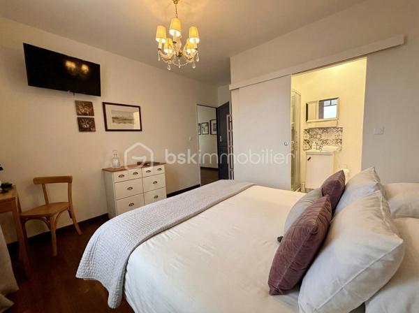 IMMEUBLE COMMERCIAL À VENDRE – PUB, RESTAURANT & CHAMBRES D'HÔTES

Sur une parcelle d'environ 2545m². Au cœur d'une région touristique attractive, découvrez cet ensemble immobilier de caractère actuellement exploité en pub Licence IV, restaurant et chambres d'hôtes.
Cet immeuble commercial typique Breton, offre de beaux volumes, une organisation fonctionnelle et un fort potentiel de développement pour tout professionnel du CHR ou investisseur souhaitant reprendre une activité existante.
Surface du bâti : environ 275m²

DESCRIPTIF
L'ensemble comprend notamment :
* Un espace bar.
* Deux salles de restauration.
* Une cuisine professionnelle d'environ 40 m².
* Une grande plonge indépendante équipée d'un pass.
* Une lingerie.
* Un vestiaire pour le personnel.
* Des réserves et locaux techniques.
* Un matériel professionnel récent.
* La possibilité d'agrandir la capacité de restauration à l'étage

PARTIE HABITATION
Logement de fonction intégré pouvant être adapté aux besoins du futur exploitant :
* Appartement de fonction spacieux.
* Possibilité d'aménagement en 2 ou 3 chambres.
* Solution idéale pour un couple de gérants ou une exploitation familiale.

LES PLUS
* Secteur touristique reconnu.
* Outil de travail immédiatement opérationnel.
* Nombreuses perspectives de développement en restauration, hébergement ou évènementiel.
* Ensemble immobilier rare sur le marché.

CONDITIONS DE VENTE
Prix des murs commerciaux : 299 600 € FAI**

La vente des murs est **indissociable de l'acquisition du fonds de commerce**, proposé au prix de :
Fonds de commerce : 96 300 € FAI**
Dossier complet, diagnostics et informations complémentaires sur demande et accord NDA dûment complété.

Visites exclusivement sur rendez-vous. Possible à distance

Contact :
Lyse Kerman
📞 06 51 42 88 12 ou 07.56.99.80.71
