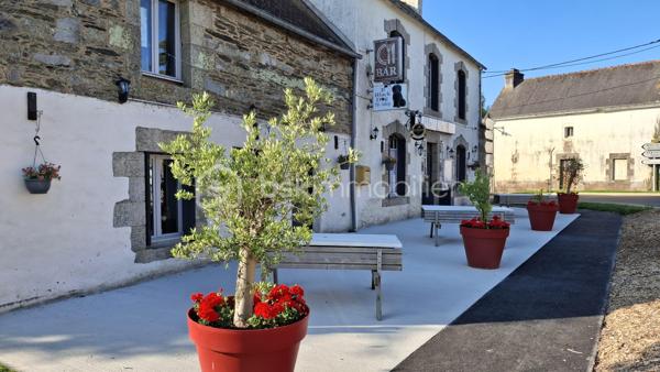 IMMEUBLE COMMERCIAL À VENDRE – PUB, RESTAURANT & CHAMBRES D'HÔTES

Sur une parcelle d'environ 2545m². Au cœur d'une région touristique attractive, découvrez cet ensemble immobilier de caractère actuellement exploité en pub Licence IV, restaurant et chambres d'hôtes.
Cet immeuble commercial typique Breton, offre de beaux volumes, une organisation fonctionnelle et un fort potentiel de développement pour tout professionnel du CHR ou investisseur souhaitant reprendre une activité existante.
Surface du bâti : environ 275m²

DESCRIPTIF
L'ensemble comprend notamment :
* Un espace bar.
* Deux salles de restauration.
* Une cuisine professionnelle d'environ 40 m².
* Une grande plonge indépendante équipée d'un pass.
* Une lingerie.
* Un vestiaire pour le personnel.
* Des réserves et locaux techniques.
* Un matériel professionnel récent.
* La possibilité d'agrandir la capacité de restauration à l'étage

PARTIE HABITATION
Logement de fonction intégré pouvant être adapté aux besoins du futur exploitant :
* Appartement de fonction spacieux.
* Possibilité d'aménagement en 2 ou 3 chambres.
* Solution idéale pour un couple de gérants ou une exploitation familiale.

LES PLUS
* Secteur touristique reconnu.
* Outil de travail immédiatement opérationnel.
* Nombreuses perspectives de développement en restauration, hébergement ou évènementiel.
* Ensemble immobilier rare sur le marché.

CONDITIONS DE VENTE
Prix des murs commerciaux : 299 600 € FAI**

La vente des murs est **indissociable de l'acquisition du fonds de commerce**, proposé au prix de :
Fonds de commerce : 96 300 € FAI**
Dossier complet, diagnostics et informations complémentaires sur demande et accord NDA dûment complété.

Visites exclusivement sur rendez-vous. Possible à distance

Contact :
Lyse Kerman
📞 06 51 42 88 12 ou 07.56.99.80.71