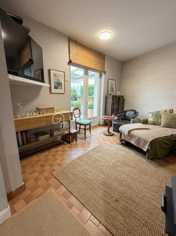 IMMEUBLE COMMERCIAL À VENDRE – PUB, RESTAURANT & CHAMBRES D'HÔTES

Sur une parcelle d'environ 2545m². Au cœur d'une région touristique attractive, découvrez cet ensemble immobilier de caractère actuellement exploité en pub Licence IV, restaurant et chambres d'hôtes.
Cet immeuble commercial typique Breton, offre de beaux volumes, une organisation fonctionnelle et un fort potentiel de développement pour tout professionnel du CHR ou investisseur souhaitant reprendre une activité existante.
Surface du bâti : environ 275m²

DESCRIPTIF
L'ensemble comprend notamment :
* Un espace bar.
* Deux salles de restauration.
* Une cuisine professionnelle d'environ 40 m².
* Une grande plonge indépendante équipée d'un pass.
* Une lingerie.
* Un vestiaire pour le personnel.
* Des réserves et locaux techniques.
* Un matériel professionnel récent.
* La possibilité d'agrandir la capacité de restauration à l'étage

PARTIE HABITATION
Logement de fonction intégré pouvant être adapté aux besoins du futur exploitant :
* Appartement de fonction spacieux.
* Possibilité d'aménagement en 2 ou 3 chambres.
* Solution idéale pour un couple de gérants ou une exploitation familiale.

LES PLUS
* Secteur touristique reconnu.
* Outil de travail immédiatement opérationnel.
* Nombreuses perspectives de développement en restauration, hébergement ou évènementiel.
* Ensemble immobilier rare sur le marché.

CONDITIONS DE VENTE
Prix des murs commerciaux : 299 600 € FAI**

La vente des murs est **indissociable de l'acquisition du fonds de commerce**, proposé au prix de :
Fonds de commerce : 96 300 € FAI**
Dossier complet, diagnostics et informations complémentaires sur demande et accord NDA dûment complété.

Visites exclusivement sur rendez-vous. Possible à distance

Contact :
Lyse Kerman
📞 06 51 42 88 12 ou 07.56.99.80.71