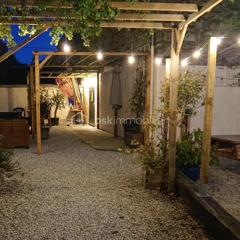 IMMEUBLE COMMERCIAL À VENDRE – PUB, RESTAURANT & CHAMBRES D'HÔTES

Sur une parcelle d'environ 2545m². Au cœur d'une région touristique attractive, découvrez cet ensemble immobilier de caractère actuellement exploité en pub Licence IV, restaurant et chambres d'hôtes.
Cet immeuble commercial typique Breton, offre de beaux volumes, une organisation fonctionnelle et un fort potentiel de développement pour tout professionnel du CHR ou investisseur souhaitant reprendre une activité existante.
Surface du bâti : environ 275m²

DESCRIPTIF
L'ensemble comprend notamment :
* Un espace bar.
* Deux salles de restauration.
* Une cuisine professionnelle d'environ 40 m².
* Une grande plonge indépendante équipée d'un pass.
* Une lingerie.
* Un vestiaire pour le personnel.
* Des réserves et locaux techniques.
* Un matériel professionnel récent.
* La possibilité d'agrandir la capacité de restauration à l'étage

PARTIE HABITATION
Logement de fonction intégré pouvant être adapté aux besoins du futur exploitant :
* Appartement de fonction spacieux.
* Possibilité d'aménagement en 2 ou 3 chambres.
* Solution idéale pour un couple de gérants ou une exploitation familiale.

LES PLUS
* Secteur touristique reconnu.
* Outil de travail immédiatement opérationnel.
* Nombreuses perspectives de développement en restauration, hébergement ou évènementiel.
* Ensemble immobilier rare sur le marché.

CONDITIONS DE VENTE
Prix des murs commerciaux : 299 600 € FAI**

La vente des murs est **indissociable de l'acquisition du fonds de commerce**, proposé au prix de :
Fonds de commerce : 96 300 € FAI**
Dossier complet, diagnostics et informations complémentaires sur demande et accord NDA dûment complété.

Visites exclusivement sur rendez-vous. Possible à distance

Contact :
Lyse Kerman
📞 06 51 42 88 12 ou 07.56.99.80.71