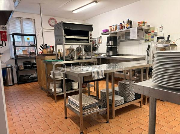 IMMEUBLE COMMERCIAL À VENDRE – PUB, RESTAURANT & CHAMBRES D'HÔTES

Sur une parcelle d'environ 2545m². Au cœur d'une région touristique attractive, découvrez cet ensemble immobilier de caractère actuellement exploité en pub Licence IV, restaurant et chambres d'hôtes.
Cet immeuble commercial typique Breton, offre de beaux volumes, une organisation fonctionnelle et un fort potentiel de développement pour tout professionnel du CHR ou investisseur souhaitant reprendre une activité existante.
Surface du bâti : environ 275m²

DESCRIPTIF
L'ensemble comprend notamment :
* Un espace bar.
* Deux salles de restauration.
* Une cuisine professionnelle d'environ 40 m².
* Une grande plonge indépendante équipée d'un pass.
* Une lingerie.
* Un vestiaire pour le personnel.
* Des réserves et locaux techniques.
* Un matériel professionnel récent.
* La possibilité d'agrandir la capacité de restauration à l'étage

PARTIE HABITATION
Logement de fonction intégré pouvant être adapté aux besoins du futur exploitant :
* Appartement de fonction spacieux.
* Possibilité d'aménagement en 2 ou 3 chambres.
* Solution idéale pour un couple de gérants ou une exploitation familiale.

LES PLUS
* Secteur touristique reconnu.
* Outil de travail immédiatement opérationnel.
* Nombreuses perspectives de développement en restauration, hébergement ou évènementiel.
* Ensemble immobilier rare sur le marché.

CONDITIONS DE VENTE
Prix des murs commerciaux : 299 600 € FAI**

La vente des murs est **indissociable de l'acquisition du fonds de commerce**, proposé au prix de :
Fonds de commerce : 96 300 € FAI**
Dossier complet, diagnostics et informations complémentaires sur demande et accord NDA dûment complété.

Visites exclusivement sur rendez-vous. Possible à distance

Contact :
Lyse Kerman
📞 06 51 42 88 12 ou 07.56.99.80.71