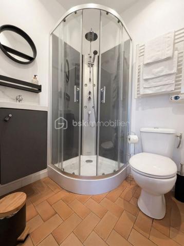 IMMEUBLE COMMERCIAL À VENDRE – PUB, RESTAURANT & CHAMBRES D'HÔTES

Sur une parcelle d'environ 2545m². Au cœur d'une région touristique attractive, découvrez cet ensemble immobilier de caractère actuellement exploité en pub Licence IV, restaurant et chambres d'hôtes.
Cet immeuble commercial typique Breton, offre de beaux volumes, une organisation fonctionnelle et un fort potentiel de développement pour tout professionnel du CHR ou investisseur souhaitant reprendre une activité existante.
Surface du bâti : environ 275m²

DESCRIPTIF
L'ensemble comprend notamment :
* Un espace bar.
* Deux salles de restauration.
* Une cuisine professionnelle d'environ 40 m².
* Une grande plonge indépendante équipée d'un pass.
* Une lingerie.
* Un vestiaire pour le personnel.
* Des réserves et locaux techniques.
* Un matériel professionnel récent.
* La possibilité d'agrandir la capacité de restauration à l'étage

PARTIE HABITATION
Logement de fonction intégré pouvant être adapté aux besoins du futur exploitant :
* Appartement de fonction spacieux.
* Possibilité d'aménagement en 2 ou 3 chambres.
* Solution idéale pour un couple de gérants ou une exploitation familiale.

LES PLUS
* Secteur touristique reconnu.
* Outil de travail immédiatement opérationnel.
* Nombreuses perspectives de développement en restauration, hébergement ou évènementiel.
* Ensemble immobilier rare sur le marché.

CONDITIONS DE VENTE
Prix des murs commerciaux : 299 600 € FAI**

La vente des murs est **indissociable de l'acquisition du fonds de commerce**, proposé au prix de :
Fonds de commerce : 96 300 € FAI**
Dossier complet, diagnostics et informations complémentaires sur demande et accord NDA dûment complété.

Visites exclusivement sur rendez-vous. Possible à distance

Contact :
Lyse Kerman
📞 06 51 42 88 12 ou 07.56.99.80.71