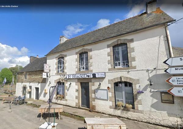 IMMEUBLE COMMERCIAL À VENDRE – PUB, RESTAURANT & CHAMBRES D'HÔTES

Sur une parcelle d'environ 2545m². Au cœur d'une région touristique attractive, découvrez cet ensemble immobilier de caractère actuellement exploité en pub Licence IV, restaurant et chambres d'hôtes.
Cet immeuble commercial typique Breton, offre de beaux volumes, une organisation fonctionnelle et un fort potentiel de développement pour tout professionnel du CHR ou investisseur souhaitant reprendre une activité existante.
Surface du bâti : environ 275m²

DESCRIPTIF
L'ensemble comprend notamment :
* Un espace bar.
* Deux salles de restauration.
* Une cuisine professionnelle d'environ 40 m².
* Une grande plonge indépendante équipée d'un pass.
* Une lingerie.
* Un vestiaire pour le personnel.
* Des réserves et locaux techniques.
* Un matériel professionnel récent.
* La possibilité d'agrandir la capacité de restauration à l'étage

PARTIE HABITATION
Logement de fonction intégré pouvant être adapté aux besoins du futur exploitant :
* Appartement de fonction spacieux.
* Possibilité d'aménagement en 2 ou 3 chambres.
* Solution idéale pour un couple de gérants ou une exploitation familiale.

LES PLUS
* Secteur touristique reconnu.
* Outil de travail immédiatement opérationnel.
* Nombreuses perspectives de développement en restauration, hébergement ou évènementiel.
* Ensemble immobilier rare sur le marché.

CONDITIONS DE VENTE
Prix des murs commerciaux : 299 600 € FAI**

La vente des murs est **indissociable de l'acquisition du fonds de commerce**, proposé au prix de :
Fonds de commerce : 96 300 € FAI**
Dossier complet, diagnostics et informations complémentaires sur demande et accord NDA dûment complété.

Visites exclusivement sur rendez-vous. Possible à distance

Contact :
Lyse Kerman
📞 06 51 42 88 12 ou 07.56.99.80.71