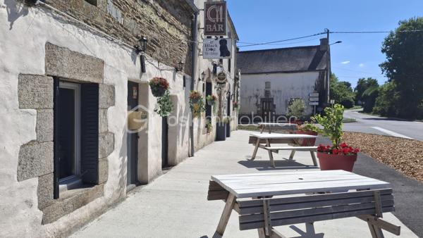 IMMEUBLE COMMERCIAL À VENDRE – PUB, RESTAURANT & CHAMBRES D'HÔTES

Sur une parcelle d'environ 2545m². Au cœur d'une région touristique attractive, découvrez cet ensemble immobilier de caractère actuellement exploité en pub Licence IV, restaurant et chambres d'hôtes.
Cet immeuble commercial typique Breton, offre de beaux volumes, une organisation fonctionnelle et un fort potentiel de développement pour tout professionnel du CHR ou investisseur souhaitant reprendre une activité existante.
Surface du bâti : environ 275m²

DESCRIPTIF
L'ensemble comprend notamment :
* Un espace bar.
* Deux salles de restauration.
* Une cuisine professionnelle d'environ 40 m².
* Une grande plonge indépendante équipée d'un pass.
* Une lingerie.
* Un vestiaire pour le personnel.
* Des réserves et locaux techniques.
* Un matériel professionnel récent.
* La possibilité d'agrandir la capacité de restauration à l'étage

PARTIE HABITATION
Logement de fonction intégré pouvant être adapté aux besoins du futur exploitant :
* Appartement de fonction spacieux.
* Possibilité d'aménagement en 2 ou 3 chambres.
* Solution idéale pour un couple de gérants ou une exploitation familiale.

LES PLUS
* Secteur touristique reconnu.
* Outil de travail immédiatement opérationnel.
* Nombreuses perspectives de développement en restauration, hébergement ou évènementiel.
* Ensemble immobilier rare sur le marché.

CONDITIONS DE VENTE
Prix des murs commerciaux : 299 600 € FAI**

La vente des murs est **indissociable de l'acquisition du fonds de commerce**, proposé au prix de :
Fonds de commerce : 96 300 € FAI**
Dossier complet, diagnostics et informations complémentaires sur demande et accord NDA dûment complété.

Visites exclusivement sur rendez-vous. Possible à distance

Contact :
Lyse Kerman
📞 06 51 42 88 12 ou 07.56.99.80.71