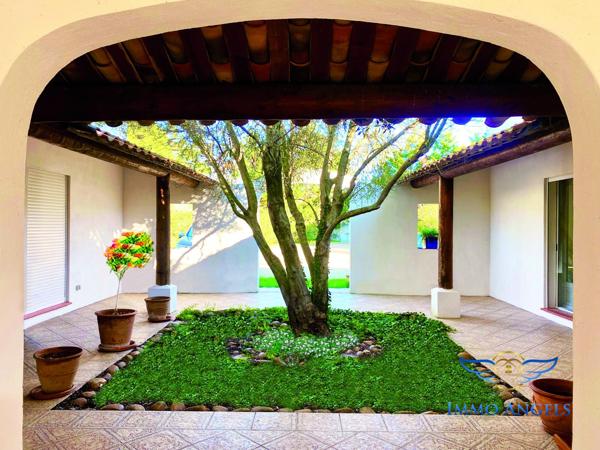 Mas de 320m2 sur 9000 m2 de terrain composé de 2 habitations