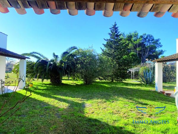 Mas de 320m2 sur 9000 m2 de terrain composé de 2 habitations