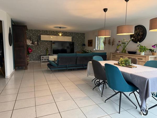 Maison confortable de 148 m2, 4 chambres, terrain de 2200 m2.