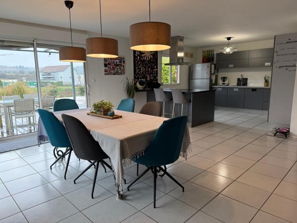 Maison confortable de 148 m2, 4 chambres, terrain de 2200 m2.