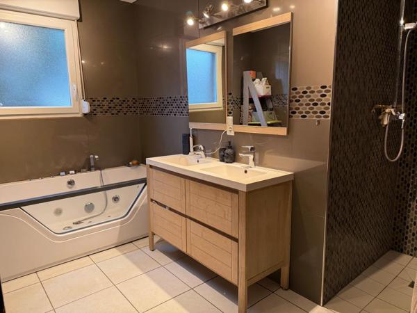 Maison confortable de 148 m2, 4 chambres, terrain de 2200 m2.