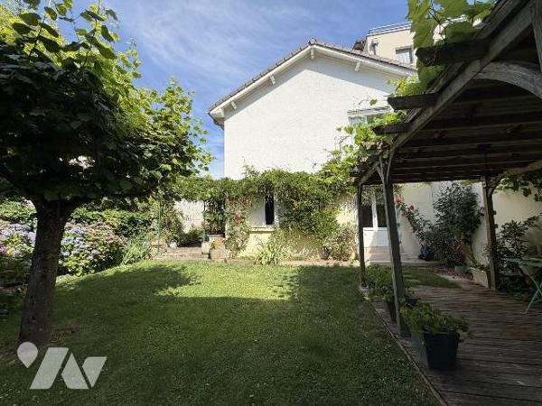 AURILLAC, quartier Nord, sur terrain de 330 m² maison d'habitation mitoyenne par l'arrière comp...