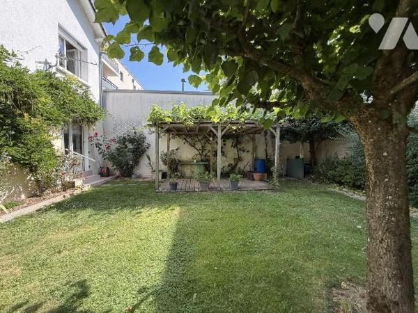 AURILLAC, quartier Nord, sur terrain de 330 m² maison d'habitation mitoyenne par l'arrière comp...
