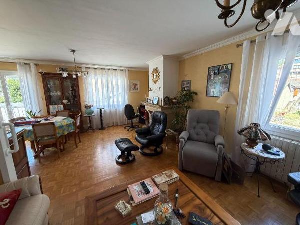AURILLAC, quartier Nord, sur terrain de 330 m² maison d'habitation mitoyenne par l'arrière comp...