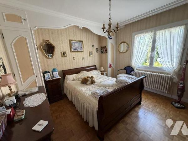 AURILLAC, quartier Nord, sur terrain de 330 m² maison d'habitation mitoyenne par l'arrière comp...