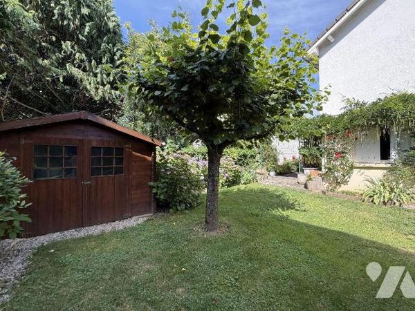 AURILLAC, quartier Nord, sur terrain de 330 m² maison d'habitation mitoyenne par l'arrière comp...