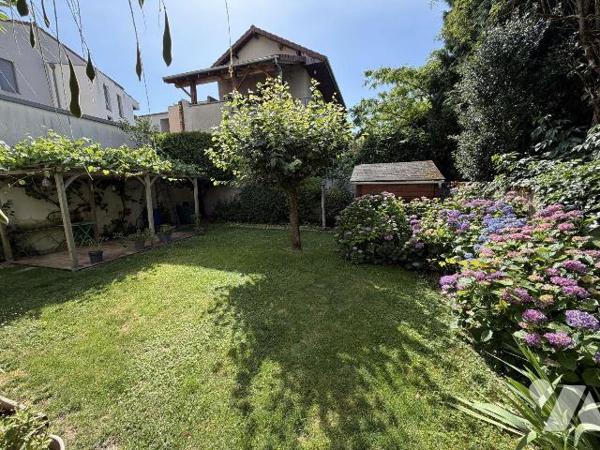 AURILLAC, quartier Nord, sur terrain de 330 m² maison d'habitation mitoyenne par l'arrière comp...