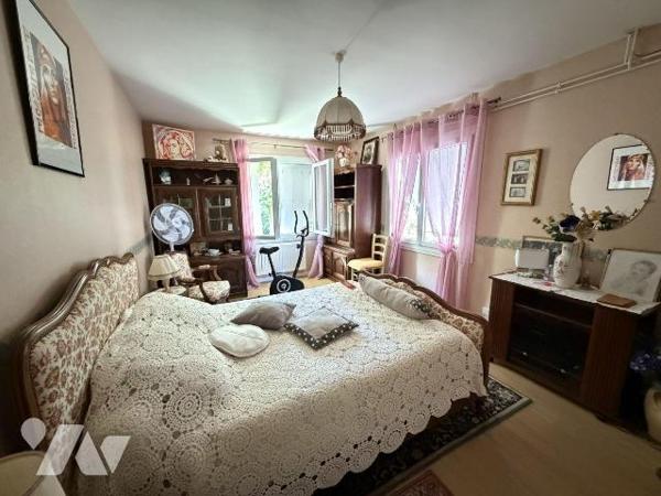 AURILLAC, quartier Nord, sur terrain de 330 m² maison d'habitation mitoyenne par l'arrière comp...