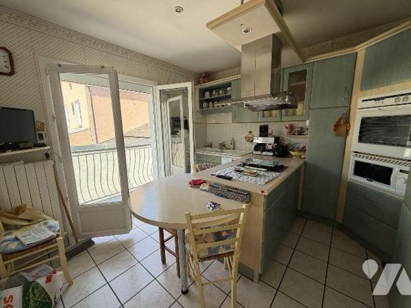 AURILLAC, quartier Nord, sur terrain de 330 m² maison d'habitation mitoyenne par l'arrière comp...