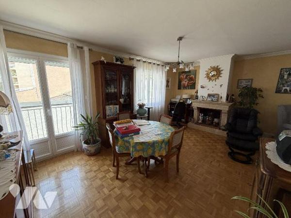 AURILLAC, quartier Nord, sur terrain de 330 m² maison d'habitation mitoyenne par l'arrière comp...
