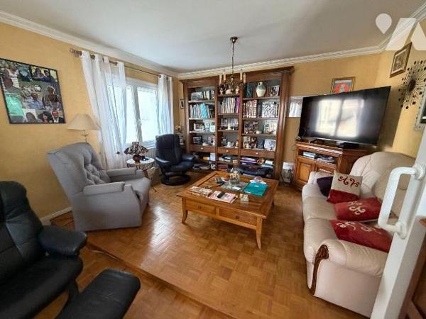 AURILLAC, quartier Nord, sur terrain de 330 m² maison d'habitation mitoyenne par l'arrière comp...