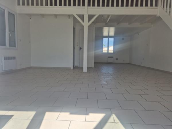 Location LOCAL COMMERCIAL TRES BIEN SITUE 54.12 St Martin de Ré - 17410 / Réf. : 60031