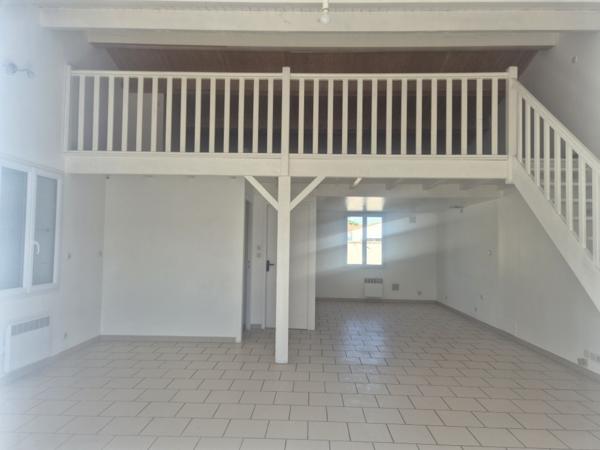 Location LOCAL COMMERCIAL TRES BIEN SITUE 54.12 St Martin de Ré - 17410 / Réf. : 60031
