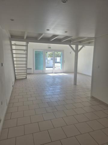 Location LOCAL COMMERCIAL TRES BIEN SITUE 54.12 St Martin de Ré - 17410 / Réf. : 60031
