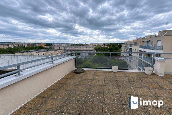 Dernier étage terrasse vue dégagée