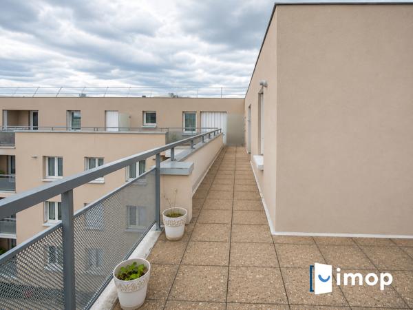 Dernier étage terrasse vue dégagée