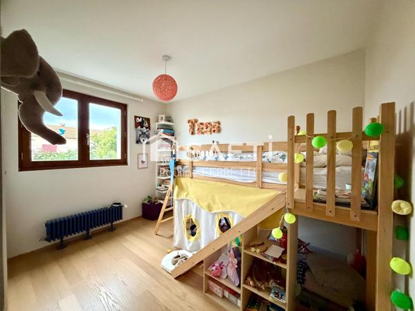 Maison traditionnelle 150m2, 5 pièces avec jardin et piscine.