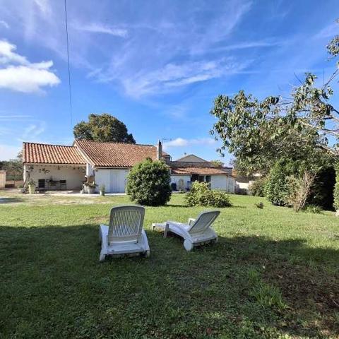 MAISON DE CAMPAGNE EN PIERRES AVEC 2 GARAGES ATTENANTS ET PARC CLOS ET ARBORE