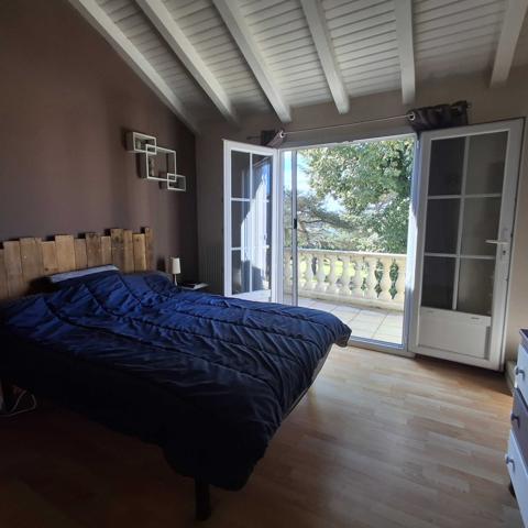 MAISON DE CAMPAGNE EN PIERRES AVEC 2 GARAGES ATTENANTS ET PARC CLOS ET ARBORE