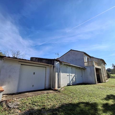 MAISON DE CAMPAGNE EN PIERRES AVEC 2 GARAGES ATTENANTS ET PARC CLOS ET ARBORE