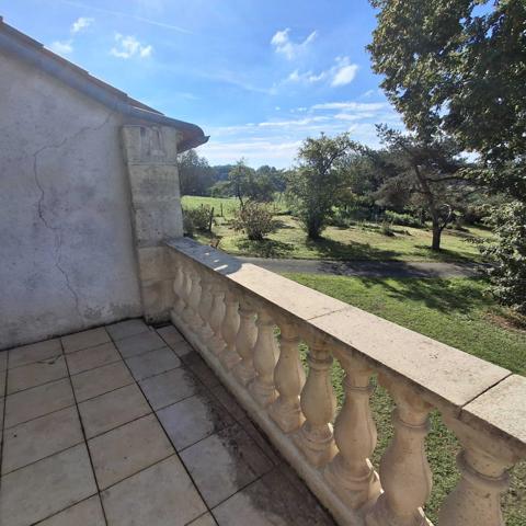 MAISON DE CAMPAGNE EN PIERRES AVEC 2 GARAGES ATTENANTS ET PARC CLOS ET ARBORE
