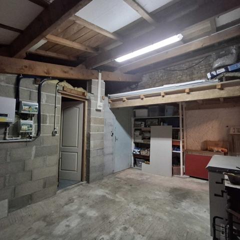 MAISON DE CAMPAGNE EN PIERRES AVEC 2 GARAGES ATTENANTS ET PARC CLOS ET ARBORE