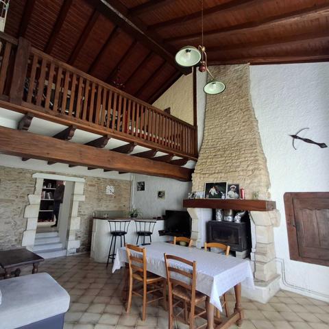 MAISON DE CAMPAGNE EN PIERRES AVEC 2 GARAGES ATTENANTS ET PARC CLOS ET ARBORE