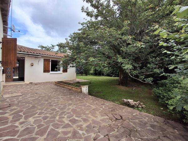 MAISON DE VILLE AVEC GARAGE ET TERRAIN CLOS