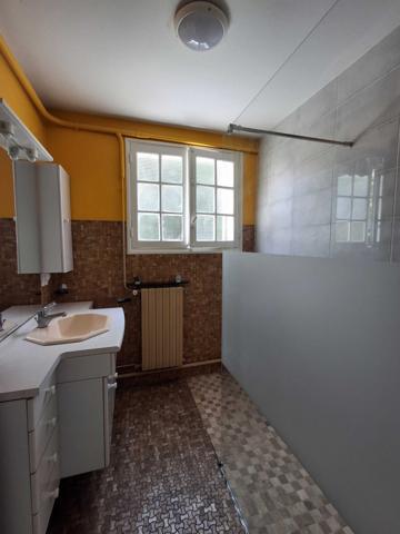 MAISON DE VILLE AVEC GARAGE ET TERRAIN CLOS
