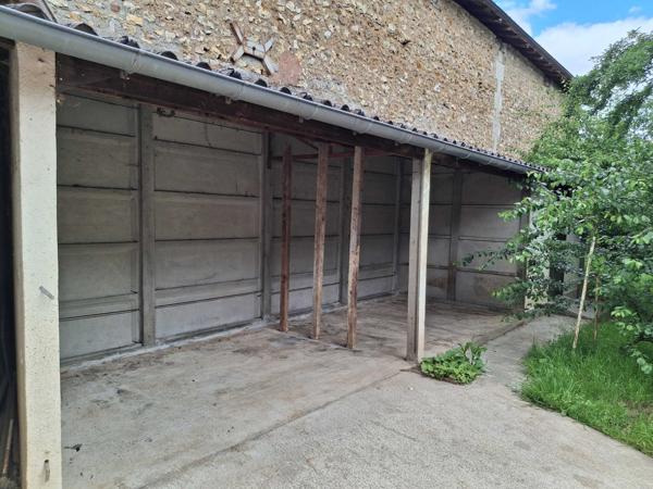 MAISON DE VILLE AVEC GARAGE ET TERRAIN CLOS